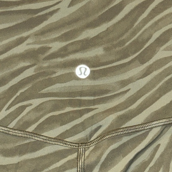 Lululemon Athletica Align High Rise Short 8” Le Tigre Camo Green Fern Multi Nulu - Picture 10 of 13